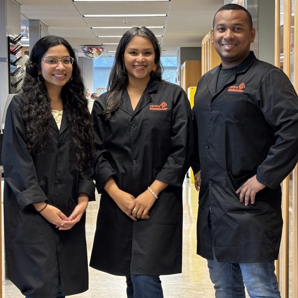 El equipo de LilaTToo Adrialis Figueroa Dra Liz Santiago y Luis Bermudez en el Centro Molecular - foto grupal 1